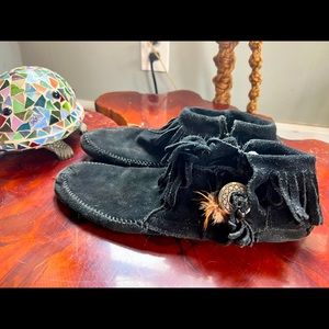 Minnetonka Feather Moccasins Size 10